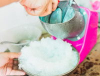 Un homme prépare de la glace pilée