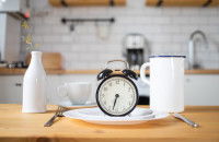 Une assiette et un réveil dans une cuisine