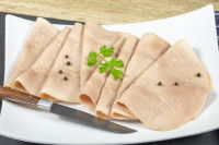 Des tranches de jambon sans nitrite dans une assiette
