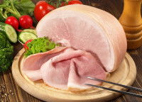 Du jambon cuit sur une planche en bois