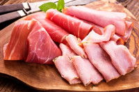 Une planche comprenant des tranches de jambon cuit et cru