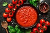 De la sauce tomate maison dans un bol, avec des tomates
