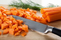 Un couteau et des petits morceaux de carotte