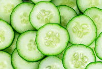 Des tranches de concombre entassées