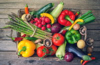 Un panier en osier rempli de toutes sortes de légumes