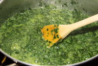 Des épinards cuisent dans une poêle