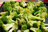Un plat contenant des morceaux de brocoli