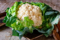 Un chou-fleur posé sur une table en bois