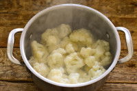 Des choux-fleurs cuits à la vapeur dans une marmite