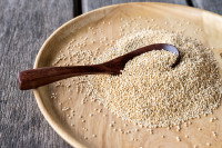 Du quinoa dans une assiette avec une cuillère en bois