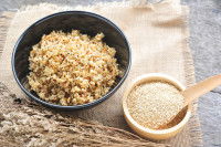 Du quinoa cuit et du quinoa cru dans des bols