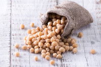 Un sac de toile contenant des pois chiches