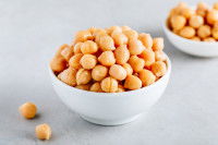 Un bol contenant des pois chiches