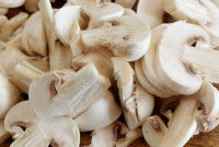 Des champignons de Paris coupés en tranches
