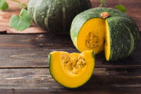 Une courge ouverte sur une table en bois