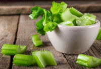 Des morceaux de céleri dans un bol