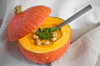 Une soupe de potiron avec une cuillère en métal