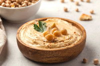 Un bol de houmous avec des pois chiches