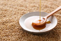 Des graines et de l'huile de sésame dans une cuillère