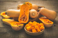 Des butternuts posés sur une table en bois