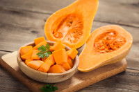 Des morceaux de butternut dans un bol de cuisine