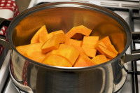 Des morceaux de potimarron dans une marmite