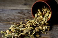 Des graines de courge dans un petit bol