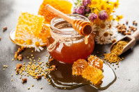 Un bocal de miel avec des fleurs