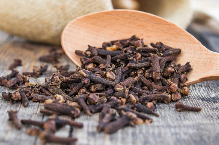 Des clous de girofle sur une cuill&egrave;re en bois