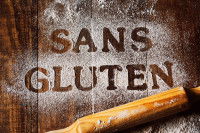 De la farine sans gluten sur une table en bois