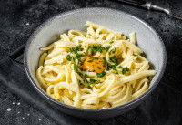 Un bol contenant des spaghettis avec un oeuf