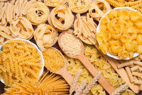 Différentes sortes de pâtes alimentaires sur une table