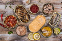 Des conserves de poisson sur une table en bois