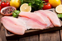 Des tranches de poisson cru sur une planche en bois