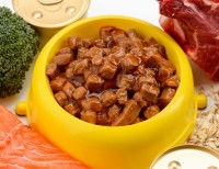 Gamelle jaune contenant de la pâtée pour chien