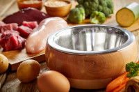 Des ingrédients frais posés à côté d'une gamelle