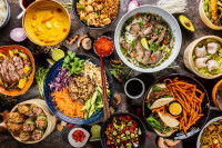 Plein de plats faits maison alignés dans des bols sur une table