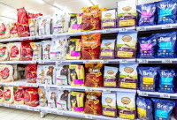 Un rayon d'aliments industriels pour chien