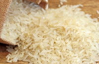 Du riz cru sur une table en bois