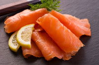 des tranches de saumon fumé avec du citron