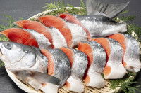 Des morceaux de saumon avec la peau dans une assiette