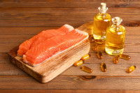 Des filets de saumon cru avec des flacons d'huile