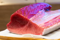 Un pavé de thon cru