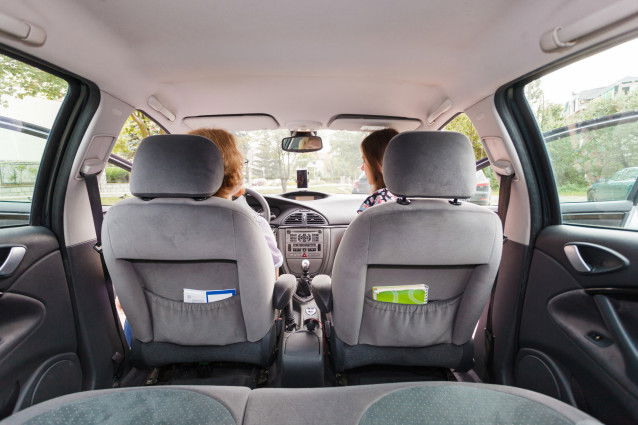 L'intérieur d'une voiture, vu par un humain