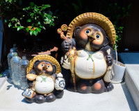 Des sculptures de bake tanuki à l'entrée d'une maison japonaise