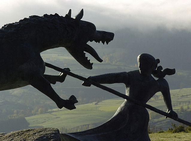 Une statue montrant un homme qui se bat avec un loup