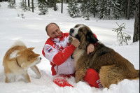 Vladimir Poutine jouant avec ses chiens dans la neige
