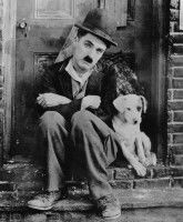 Charlie Chaplin et Mut, les acteurs principaux du film &laquo; A Dog's Life &raquo;