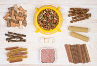 Différents aliments pour chien posés sur une table