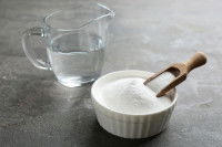 Une carafe d'eau et du bicarbonate de sodium